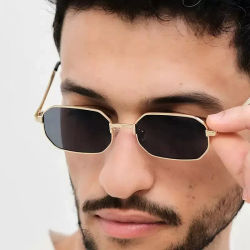 Gafas de sol cuadradas pequeñas de Metal a la moda para hombres y mujeres, lentes de sol informales para exteriores, gafas de sol con diseño de piernas triangulares Vintage