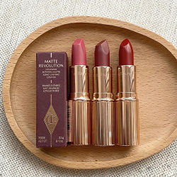 Lápiz Labial Charlotte Tilbury Walk of No Shame, Color Rosa Gracioso, Pillow Talk, Brillo Labial Humectante y Voluminizador, Fresa y Vainilla
