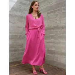 La robe include fuchsia