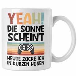 Trendation Tasse Trendation - Gamer Tasse Geschenk Jungen Zocker Mitbringsel Männer Zocken Gaming Geschenkideen PC Kinder Zubehör Spruch Lustig Zocken In Kurzen Hosen weiß