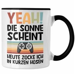 Trendation Tasse Trendation - Gamer Tasse Geschenk Jungen Zocker Mitbringsel Männer Zocken Gaming Geschenkideen PC Kinder Zubehör Spruch Lustig Zocken In Kurzen Hosen schwarz