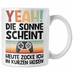 Trendation Tasse Trendation - Gamer Tasse Geschenk Jungen Zocker Mitbringsel Männer Zocken Gaming Geschenkideen PC Kinder Zubehör Spruch Lustig Zocken In Kurzen Hosen weiß