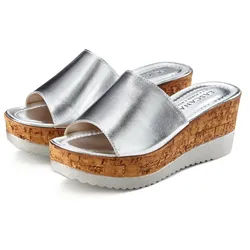 LASCANA Sommerschuh, offener Schuh, Mule, Sandalette, Pantolette aus Leder mit Keilabsatz silberfarben 36