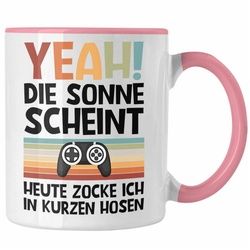 Trendation Tasse Trendation - Gamer Tasse Geschenk Jungen Zocker Mitbringsel Männer Zocken Gaming Geschenkideen PC Kinder Zubehör Spruch Lustig Zocken In Kurzen Hosen rosa