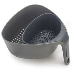 Joseph Joseph Nudelsieb Nest, 2-teilig, Leicht ausgießbares Sieb mit einem ergonomisch geformten Griff, 1 Set = 2 Nudelsiebe