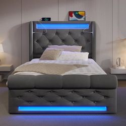 Enkeltseng 90x200 cm - LED-belysning, sengegavl med USB & Type-C, hydraulisk opbevaring - grå velour, uden madras