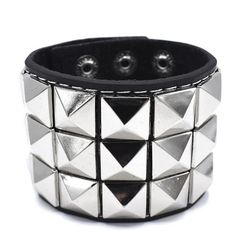 Svart armbånd med nagler
