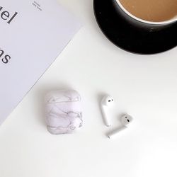 Airpod-kotelon kansi valkoisella marmorikuviolla