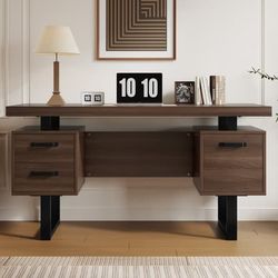 Skrivebord 135x54 cm – MDF arbejdsbord med stålstel – Støjsvagt skuffe- og mapperum – Vandafvisende og rummelig bordflade – Brun