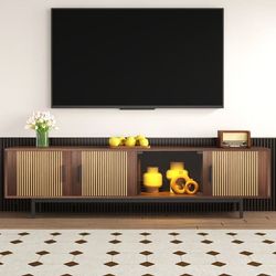 TV-bord med LED-belysning – Hvid med indgraveret tekstur og hærdet glas, lavt tv-bord med dør og stilrent design til stuen