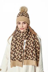 Matchende hue og halstørklæde med leopardprint