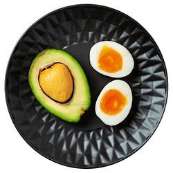 Svart keramik desserttallrik med dekorativa mönster