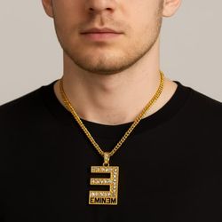 Gullfarget halskjede med Eminem-anheng
