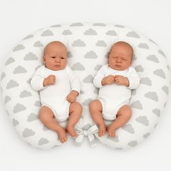 Kudde för matning av tvillingar + avtagbart överdrag - grå moln