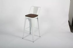 In France valkoinen baarijakkara puuistuimella. Istuinkorkeus 75 cm. Hinta on kahdelle tuolille.