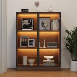Lasivitriini luonnonvärisellä valaistuksella, vapaasti seisova vitriini 3 hyllyllä, W80 × D32 × H106 cm