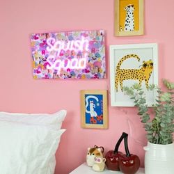 Squishmallows Squish Squad Neon vegglampe - Neonrosa