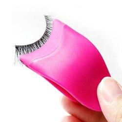 Effortlessly Apply False Eyelashes With This Innovative Lashes Buddy Makeup Tool!