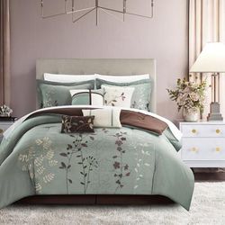 Chic Home Design Fortuno 8-Piece Embroidered Comforter Set - Green - KING