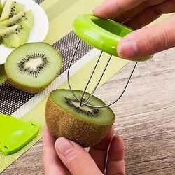 Affettatrice per kiwi manuale, sbucciatore in ABS, utensile da cucina non elettrico per cucinare all'aperto, sicuro per gli alimenti, essenziale per campeggio e picnic.