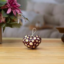 'Daisy-Themed Large-Size Red and White Recycled Paper Charm'