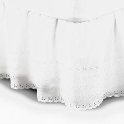 Belledorm Belledorm Easy Fit Broidery Anglaise Platform Valance (White) (Queen) (UK - Kingsize) - White - QUEEN