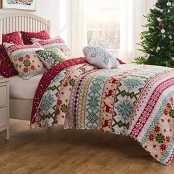 Fair Isle Festive Winter Holiday Finely Stitched Quilt Set by Greenland Home Fashions in Snow (Size FL/QUE)