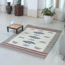 'Folk Art-Inspired Wool Dhurrie Rug in Grey and Ivory (4x6)'