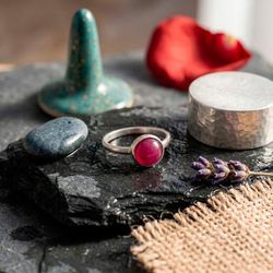 'High-Polished Birthstone Rose Quartz Gem Single-Stone Ring'