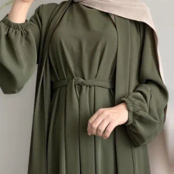 Robe longue vert olive en mélange de coton, manches unies, coupe oversize, col drapé, plissée, beige