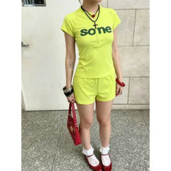 Survêtement sportif vert fluo à demi-zip pour femme avec imprimé lettres, idéal pour l'été et le quotidien