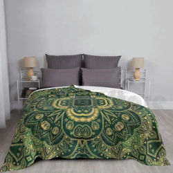 Mandala en dentelle dorée sur couverture verte, Mandala en dentelle verte personnalisée, symétrie complexe de dortoir d'harmonie dorée