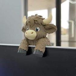 Compagno di peluche a forma di mucca delle Highlands, ideale come monitor e assistente virtuale, stampato in 3D per il supporto emotivo da scrivania e decorazione per ufficio.