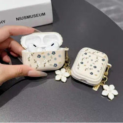 Étui pour AirPods beige à fleurs compatible avec AirPods 1 2 3 Pro Pro2 Pro3 - Livré avec un grand pendentif fleur blanc