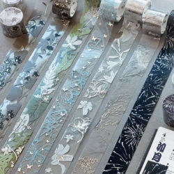 Pluie du matin : Tout est silencieux comme un mystère, ruban adhésif pour journal estampé argenté, motif esthétique de plantes et de fleurs, autocollants transparents imperméables en PET