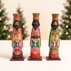 'Hand-Painted 3-Piece Floral Wise Men Pinewood Sculpture Set'
