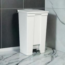 Rubbermaid FG614600WHT 23 gal Step-On Container - White