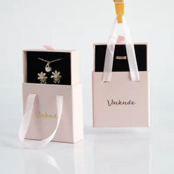 50pcs/Lot Jewelry Packaging Box Wholesale Portable Jewelry Boxes with Ribbon Handle Custom Logo Printed For Bracelets Necklace