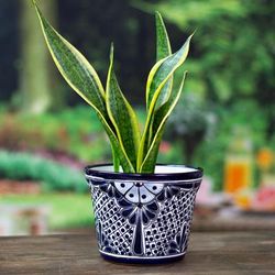 'Handmade Classic Indigo-Toned Ceramic Flower Pot (Medium)'