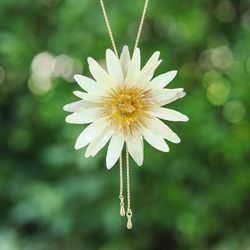 'Resin-Coated Flower Lariat Necklace with Gold-Plated Chain'