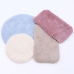 Mini tapis en peluche pour maison de poupée, 1 pièce, couverture de chevet, modèle de petite poupée en tissu, Simulation de tapis de sol Miniature, accessoire de décoration pour la maison