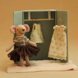 Armadio classico verde in carta per mobili artificiali in miniatura 1:12 include mouse da 1 13 cm, 3 set di vestiti, 3 piccoli grucce adatte per l'arredamento della casa delle bambole Bjd Ob11