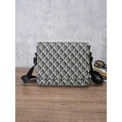 ​​26cm Men's Geometric PU Crossbody Bag - Pebble Texture Chest Pack w/ Phone Pocket, Fits 10" Tablet (Adjustable Strap)​​