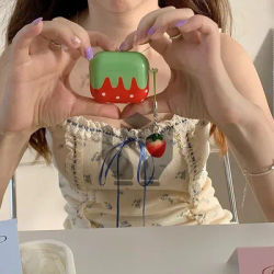 Bella ragazza squisita fragola rossa a pois bianchi con piccolo ciondolo a forma di fragola Custodia lucida per auricolari per AirPods 1 2 3 4 Pro