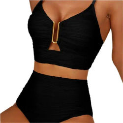 Ensemble bikini femme uni avec haut court froncé et détails métalliques dorés en U sur le devant, maillot de bain deux pièces taille haute ajusté, tenue d'été