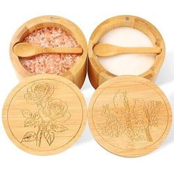 2 saliere in legno di acacia con cucchiaio e coperchio girevole, saliera incisa per piano di lavoro, contenitore per spezie in legno e ciotola per la conservazione in cucina