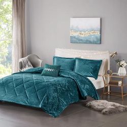 Intelligent Design Twin/Twin XL Velvet Comforter Set in Teal - Olliix ID10-1905