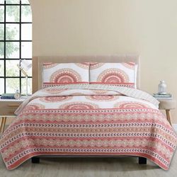 Aimee Quilt Set Quilts by Estate Collection in Coral (Size FL/QUE)