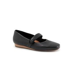 Wide Width Women's Valdivia Flat by SoftWalk in Black (Size 8 1/2 W)