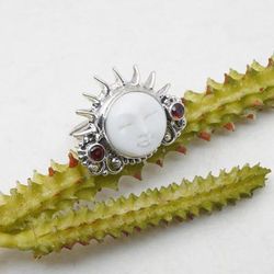 'High-Polished Sun-Themed Natural Round Garnet Cocktail Ring'